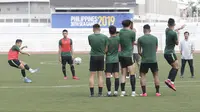 Pemain Timnas Indonesia U-22, Syahrian Abimanyu, melakukan eksekusi tendangan bebas saat latihan di Stadion Rizal Memorial, Manila, Senin (25/11/2019). Latihan ini persiapan jelang laga SEA Games 2019 melawan Thailand. (Bola.com/M Iqbal Ichsan)