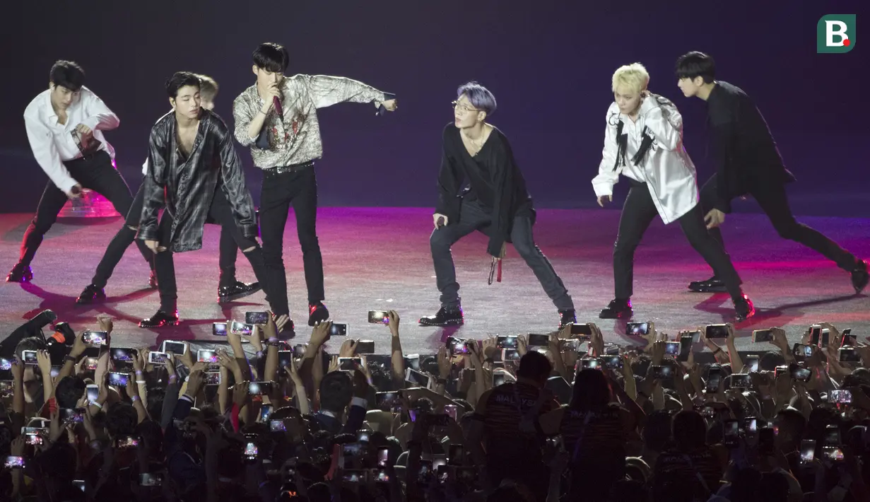 Boy Band asal Korea, Ikon saat penutupan Asian Games di SUGBK, Jakarta, Minggu (2/9/2018). (Bola.com/Vitalis Yogi Trisna)