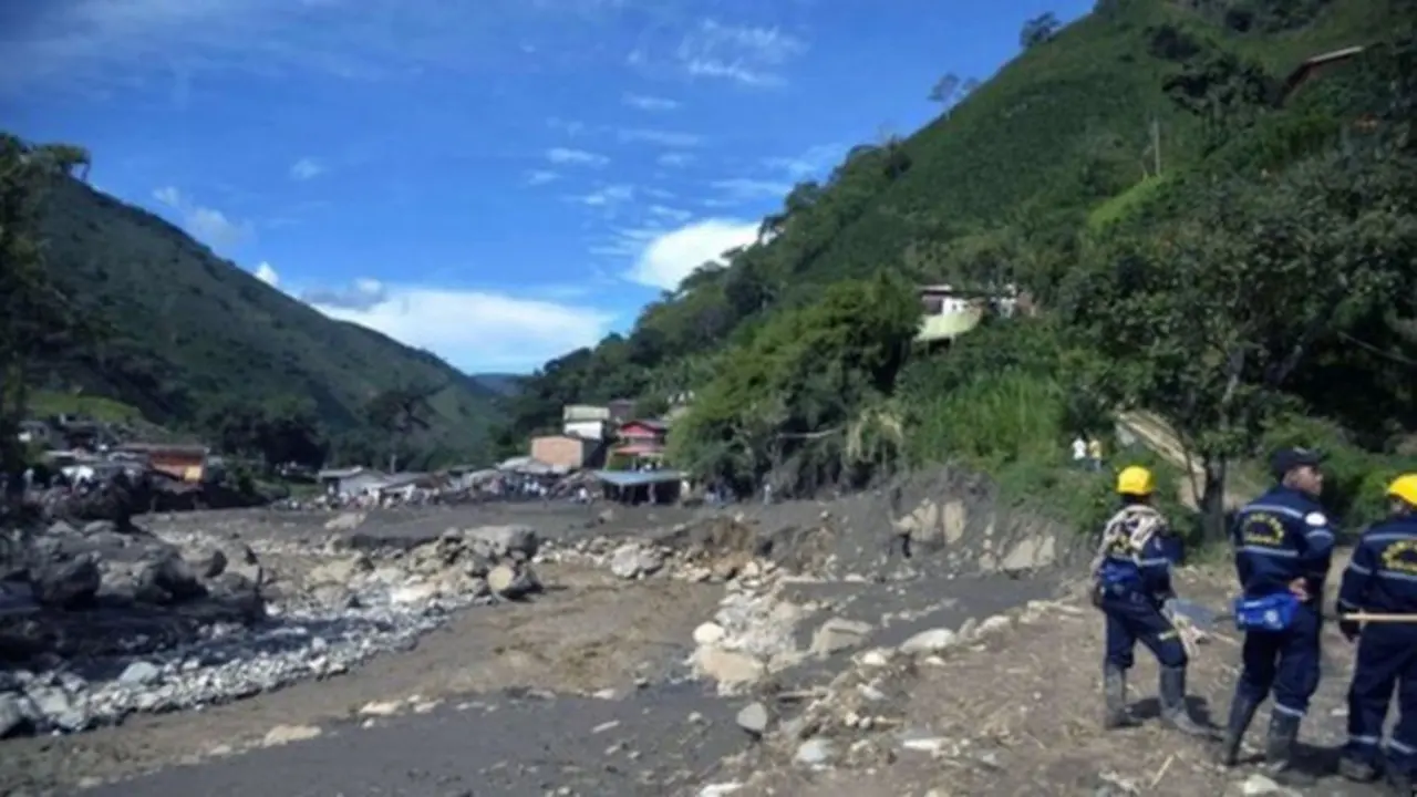 Tanah longsor merobek Kota Salgar di Kolombia pada 18 Mei 2015, setelah periode hujan lebat. (AFP)