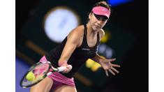 Petenis Swiss, Belinda Bencic melakukan forehand ke arah petenis Ukraine, Kateryna Bondarenko pada hari ke-5 turnamen tenis Australian Open 2016; di Melbourne; Jumat (22/1/2016). (AFP/Greg Wood)