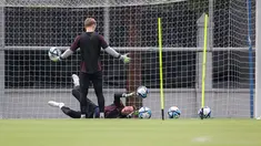 Dua kiper Timnas Jerman U-17, Max Schmitt (kanan) dan Louis Babatz melakukan latihan menjelang laga final Piala Dunia U-17 2023 di Lapangan Kota Barat, Solo, Kamis (30/11/2023). (Bola.com/Bagaskara Lazuardi)