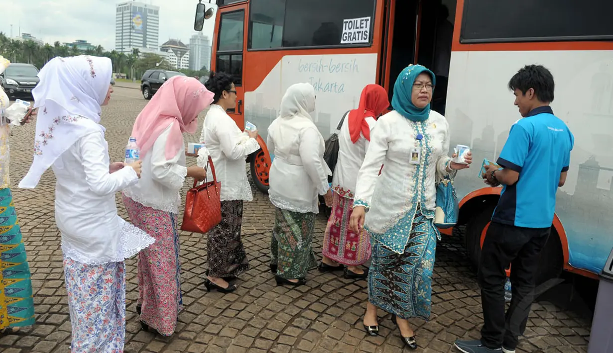 Sejumlah Pegawai Negeri Sipil di lingkungan Pemprov DKI Jakarta menjalani tes urine di kawasan Monumen Nasional (Monas), Jakarta, Jumat (2/1/2015). Sejumlah PNS bersiap menjalani tes urine yang dilaksanakan oleh Badan Narkotika Nasional. (Liputan6.com/Fai