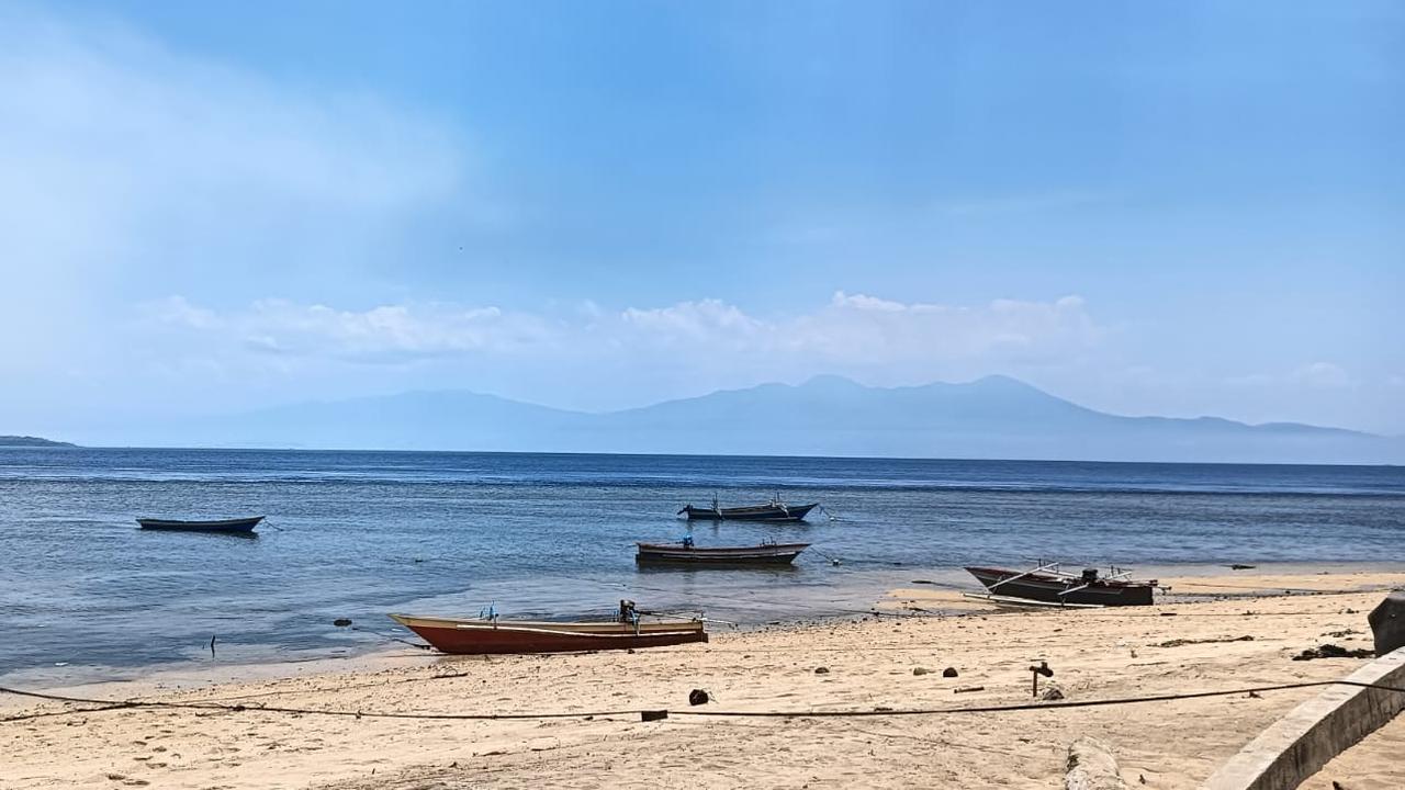 Kelestarian dan keindahan Taman Nasional Bunaken juga tergantung dari kondisi hutan mangrove di kawasan tersebut.