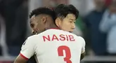 Pemain Korea Selatan Son Heung-min (kanan) mengungkapkan kekecewaannya saat dipeluk pemain Yordania Abdallah Nasib usai laga semifinal Piala Asia 2023 di Stadion Ahmad Bin Ali, Doha, Qatar, Selasa (02/06/2024).  Korea Selatan kalah dengan skor 0-2.  (Foto AP/Aijaz Rahi)