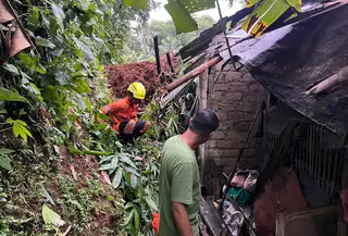 Evakuasi dua balita di Bogor tertimbun longsor. (Liputan6.com/Achmad Sudarno)