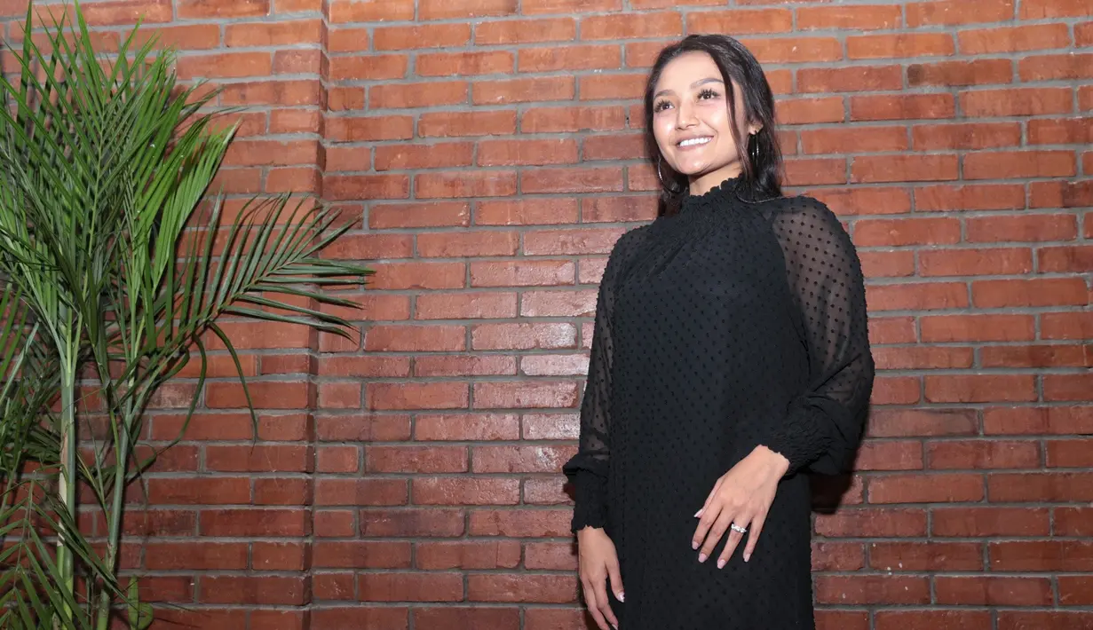 Untuk soal busana, Siti Badriah mengaku tak terlalu rewel. Sibad mengaku tak masalah menggunakan pakaian dengan harga murah asal nyaman dikenakan. (Adrian Putra/Bintang.com)