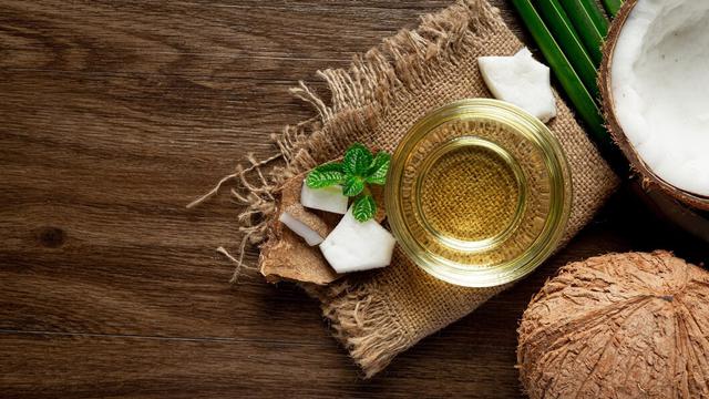 Bumbui talenan dengan minyak kelapa