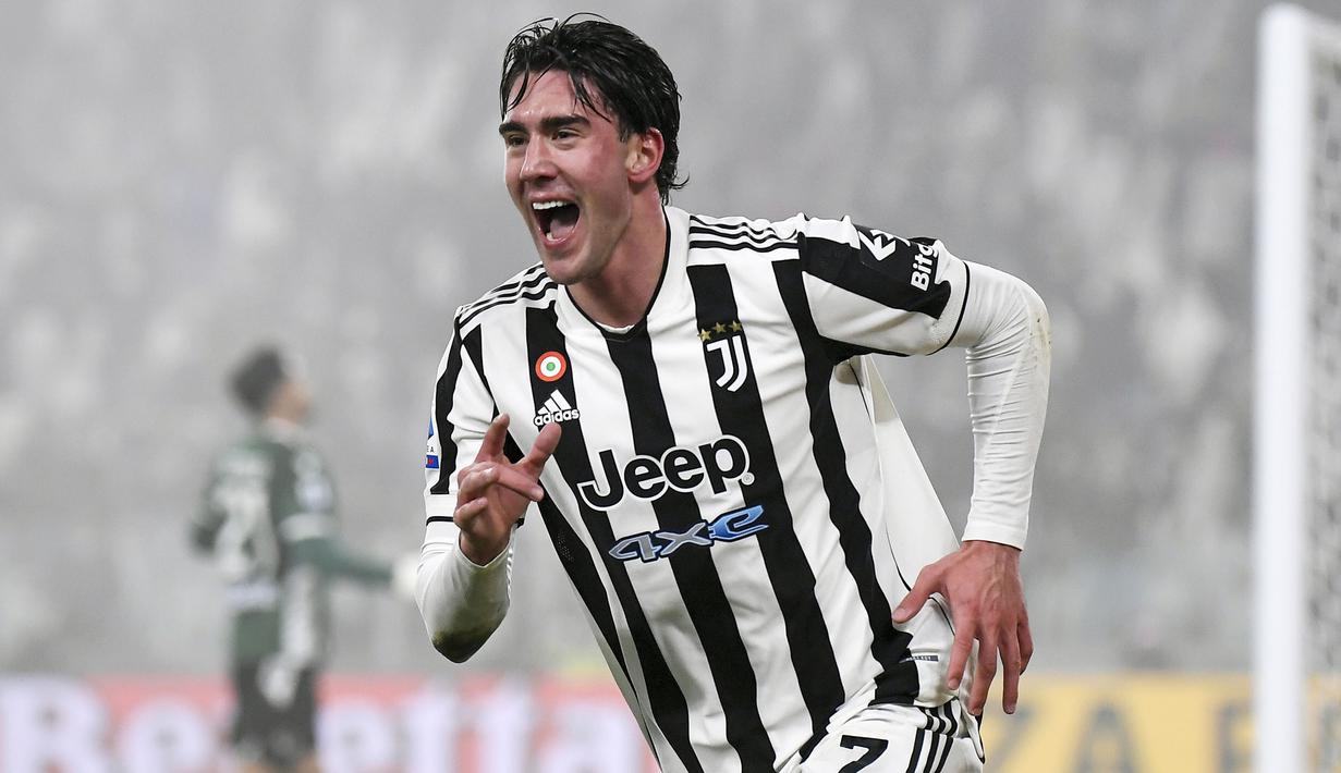 Dusan Vlahovic memutuskan untuk bergabung dengan Juventus dari Fiorentina pada bursa transfer Januari 2022. Ia langsung diturunkan sebagai starter saat bersua Hellas Verona. Tak butuh waktu lama, Vlahovic langsung nyetel dan mencetak gol pembuka pada menit ke-13. (LaPresse via AP/Fabio Ferrari)