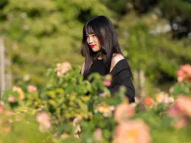 Seorang gadis berpose di Taman Bunga Ratu Mary di Regent's Park di London pada 25 Juni 2020. Inggris pada Kamis (25/6) mengalami hari terpanasnya tahun ini hingga sejauh ini, dengan suhu mencapai 33,3 derajat Celsius di Bandara Heathrow, menurut badan meteorologi. (Xinhua/Han Yan)