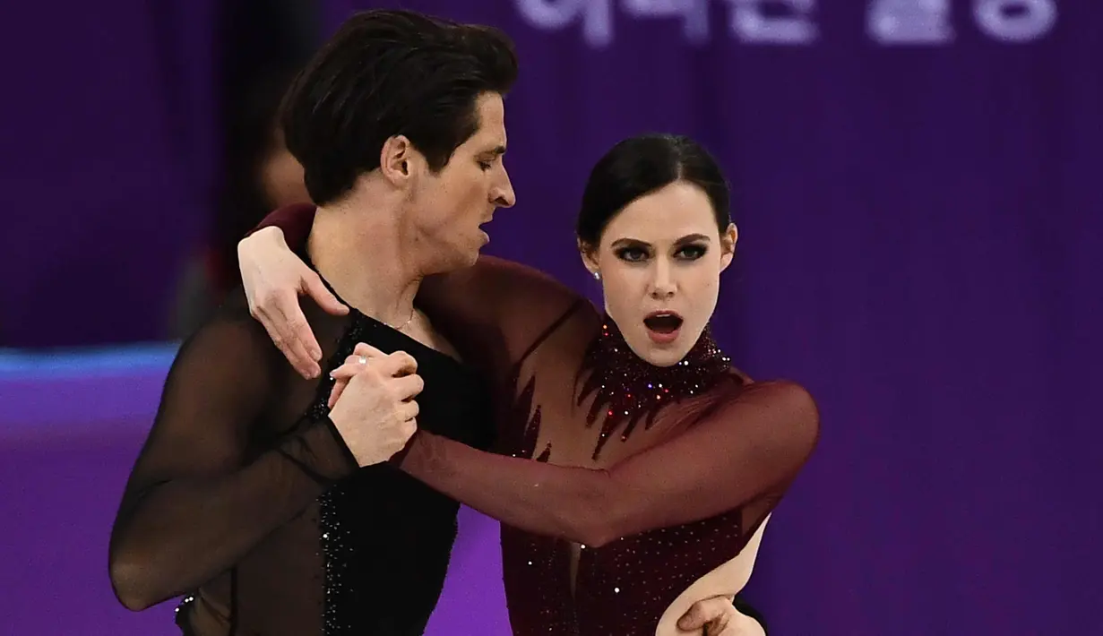 Tessa Virtue dari Kanada bersama pasangannnya Scott Moir bersaing dalam tarian bebas es skating pada Olimpiade Musim Dingin Pyeongchang 2018 di Gangneung Ice Arena di Gangneung (20/2). (AFP Photo/Aris Messinis)
