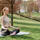 Meluangkan waktu untuk yoga bisa menjadi salah satu cara sederhana untuk berhenti sejenak dan memberi tubuh kesempatan untuk rileks. (Foto/Dok: Pexels)
