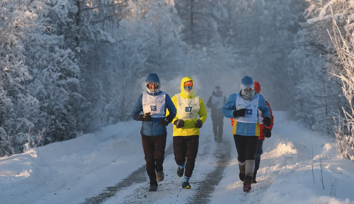 Pelari mengambil bagian dalam maraton terdingin di Dunia Internasional pada suhu minus 53 derajat (-63,4 Fahrenheit) di dekat Oymyakon, republik Sakha, juga dikenal sebagai Yakutia, Rusia, pada 22 Januari 2022. Sebanyak 65 pelari bersaing dalam suhu yang sangat rendah. (AP Photo/Ivan Nikiforov)