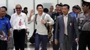 Pebalap andalan Indonesia, Rio Haryanto, saat tiba di Bandara Soekarno-Hatta, Cengkareng, Tangerang, Rabu (2/11/2015). (Bola.com/Nicklas Hanoatubun)