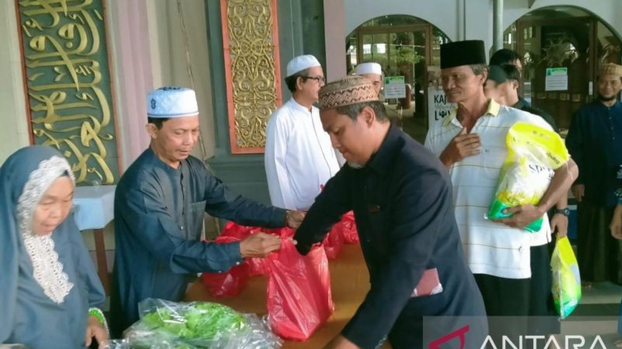 Tahukah Anda? Program 'Sedekah Seribu' Masjid Agung Sungailiat Salurkan Puluhan Bantuan Sembako untuk Warga Kurang Mampu