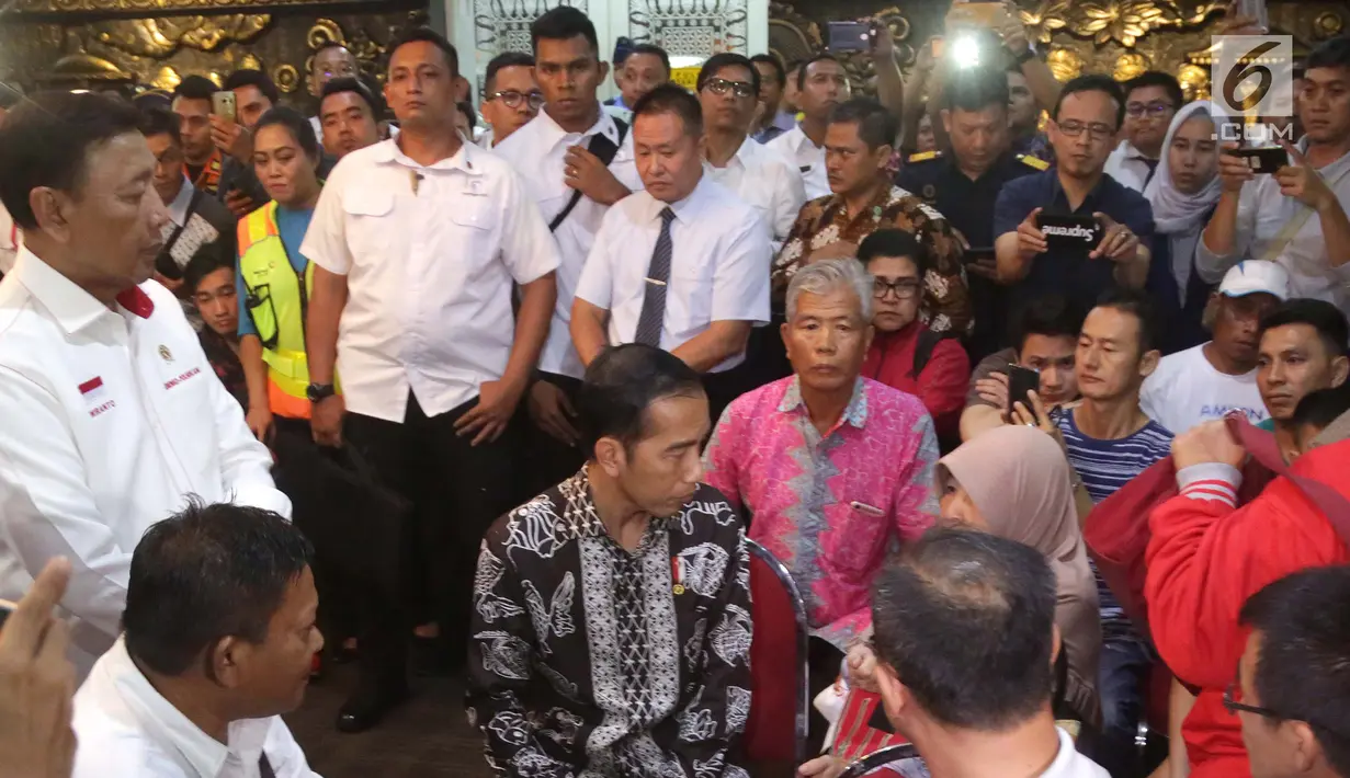 Presiden Joko Widodo berbincang dengan keluarga korban Lion Air JT 610 di Crisis Center Gedung VIP Bandara Soekarno-Hatta, Tangerang, Senin (29/10). Jokowi berharap para keluarga untuk bersabar menunggu hasil. (Liputan6.com/Fery Pradolo)