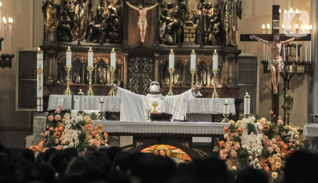 Pastor memimpin misa Kenaikan Isa Almasih di Gereja Katedral, Jakarta Pusat, Kamis (26/5/2022). Sebanyak 1.300-1.400 bangku disiapkan untuk ibadah misa kali ini yang diikuti semua kalangan usia dengan tetap menerapkan protokol kesehatan. (merdeka.com/Iqbal S Nugroho)