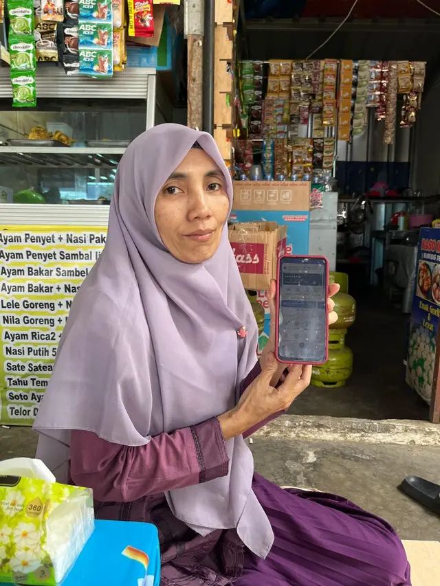 Nany Andryani Permana (48) Pakai Aplikasi BRImo untuk Bayar Sekolah Anak