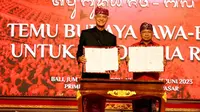 Gubernur Jawa Tengah Ganjar Pranowo dan Gubernur Bali Wayan Koster menandatangani nota kesepahaman (Memorandum of Understanding/MoU) kerja sama budaya Jawa-Bali. (Foto: Dokumentasi PDIP).