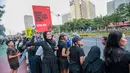 Seorang penonton membawa poster bertema kebakaran hutan dan lahan (karhutla) saat Jakarta Running Festival (JRF) 2026 berlangsung di sepanjang lintasan Jalan Jenderal Sudirman, Jakarta, Sabtu (24/10/2026). (KLY/Budy Santoso)