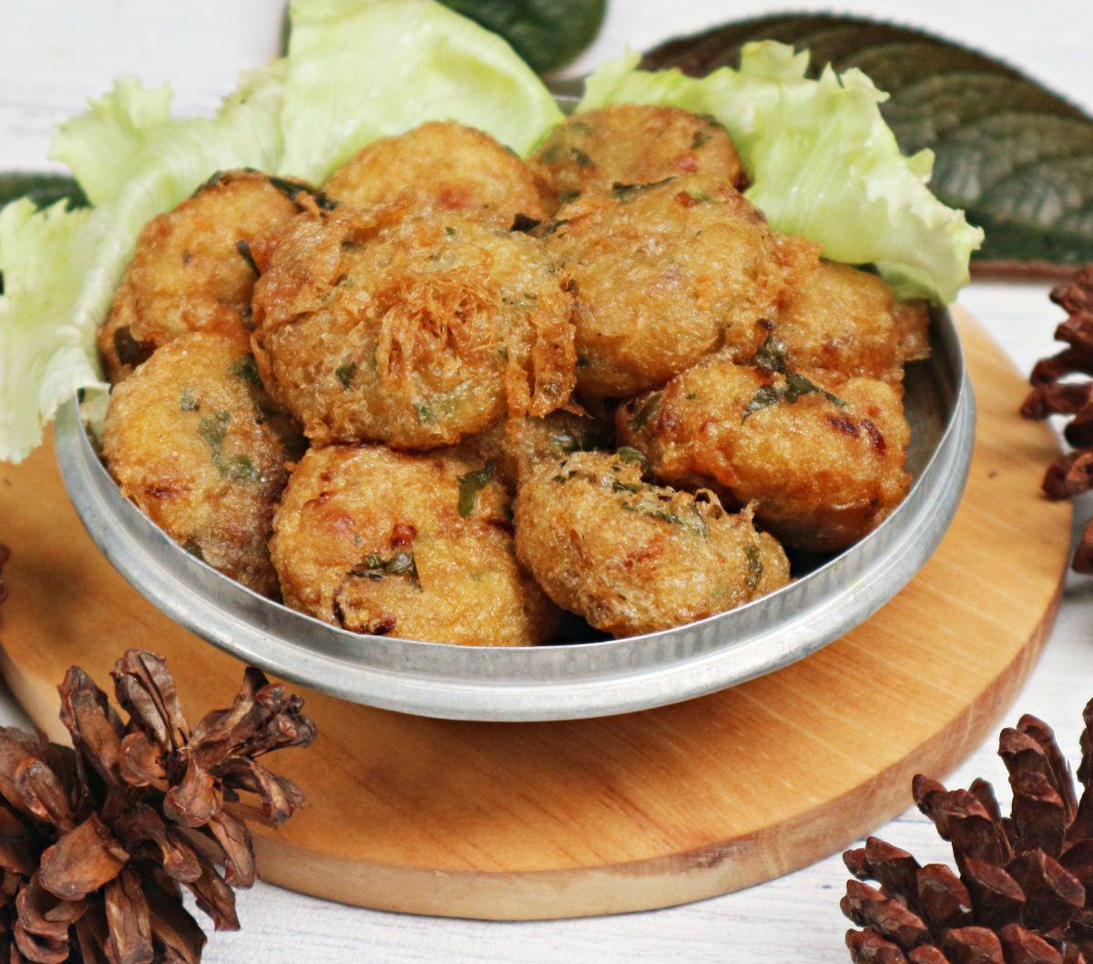 4. Perkedel Kentang Padang

Ciri khas perkedel kentang di masakan Padang adalah kentangnya digoreng terlebih dahulu, bukan direbus.

Rasanya lebih gurih dengan bawang merah dan bawang putih yang diiris dan digoreng, tanpa dihaluskan.