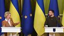 Presiden Ukraina Volodymyr Zelensky (kanan) dan Presiden Komisi Eropa Ursula von der Leyen tertawa dalam sebuah konferensi pers bersama setelah pembicaraan di Kyiv, Kamis (2/2/2023). Uni Eropa berencana untuk memberi Rusia dengan sanksi baru pada hari peringatan invasi Moskow ke Ukraina, kata kepala Komisi Eropa. (Sergei SUPINSKY/AFP)