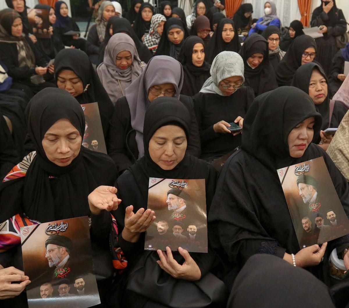Kedutaan Besar Republik Islam Iran menggelar acara doa bersama untuk almarhum Presiden Ebrahim Raisi, Menteri Luar Negeri Amir Abdollahian dan seluruh delegasi yang menjadi korban dalam insiden kecelakaan helikopter, Jakarta, Rabu (22/5/2024). Foto: Liput