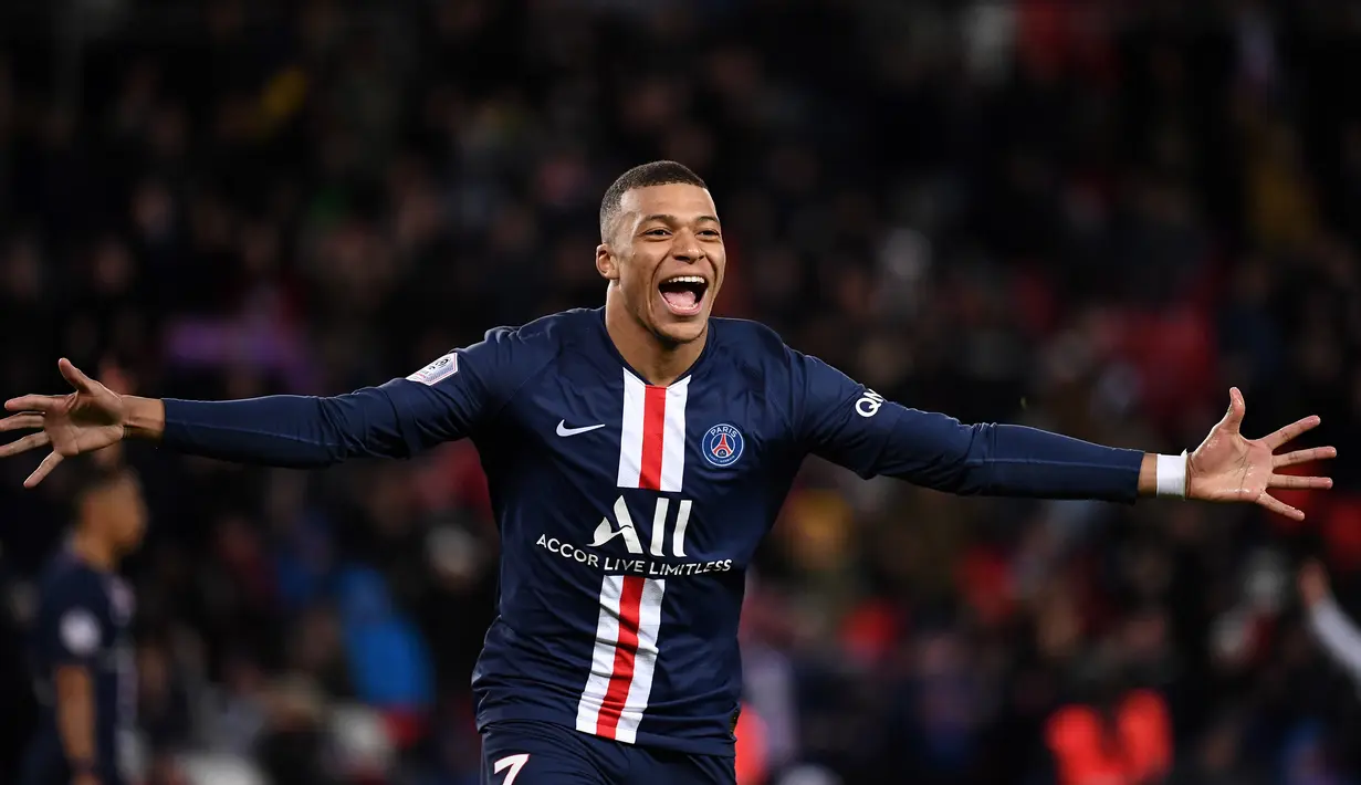 4. Kylian Mbappe - Penyerang berusia 21 tahun ini mampu menjadi motor kemenangan PSG atas Atalanta pada perempat final Liga Champions 2019/2020. Mbappe tampil gemilang dengan umpan tariknya yang diselesaikan dengan baik oleh Eric Choupo-Moting di menit injury time. (AFP/Franck Fife)