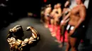 Sebuah trofi terlihat dekat barisan para kontestan kompetisi International Association of Trans Bodybuilders di Atlanta, 6 Oktober 2018. Kompetisi tahun kelima ini adalah satu-satunya kompetisi binaraga transgender di dunia. (AP/David Goldman)