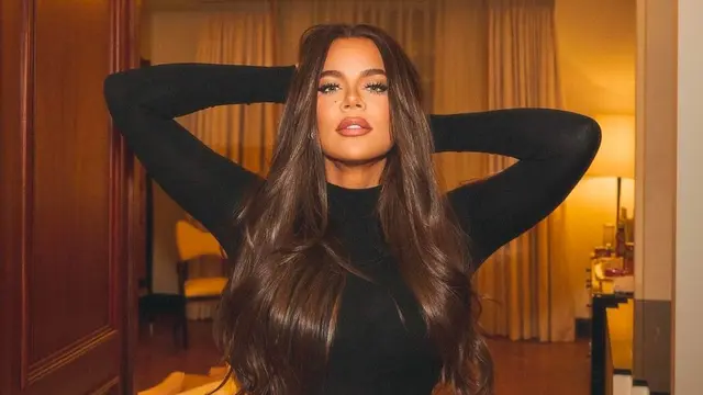 Khloe Kardashian Tiru Gaya Berani Bianca Censori dalam Pemotretan Terbaru