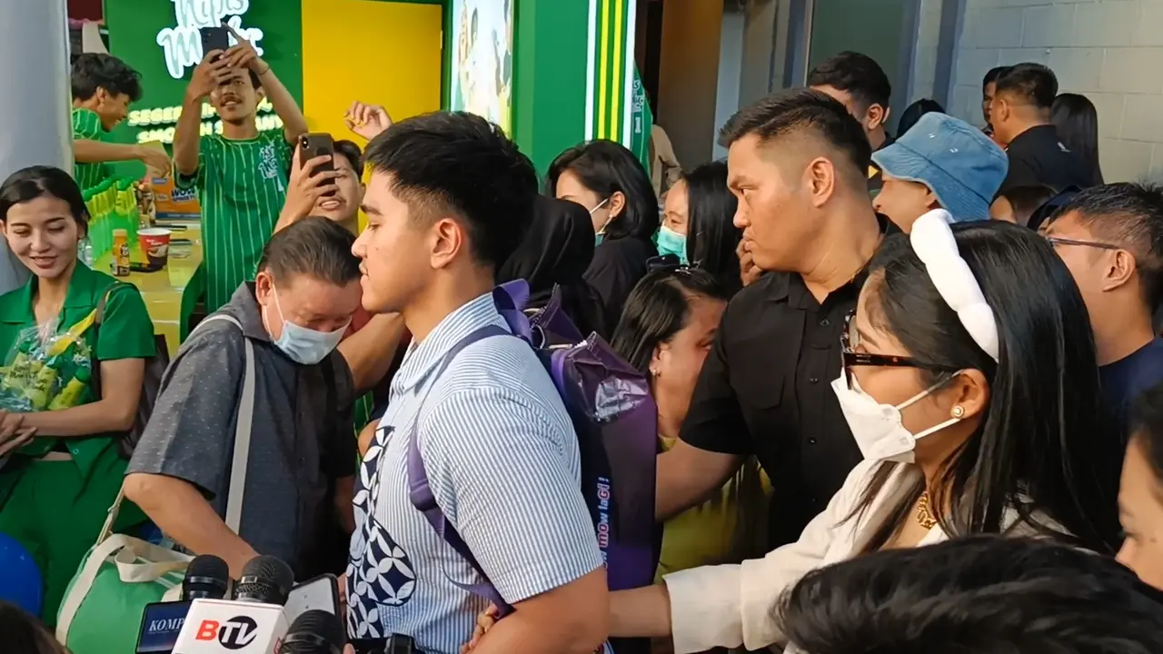 Ketum PSI Kaesang Pangarep berkunjung dan berkeliling area Pekan Raya Jakarta (PRJ) atau Jakarta Fair Kemayoran 2024 (JFK 2024) ditemani istrinya, Erina Gudono.