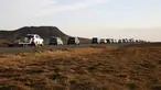 Barisan mobil mengantre di jalan menuju kota Grindavik, Islandia Senin 13 November 2023. (AP Photo/Brynjar Gunnarsson)