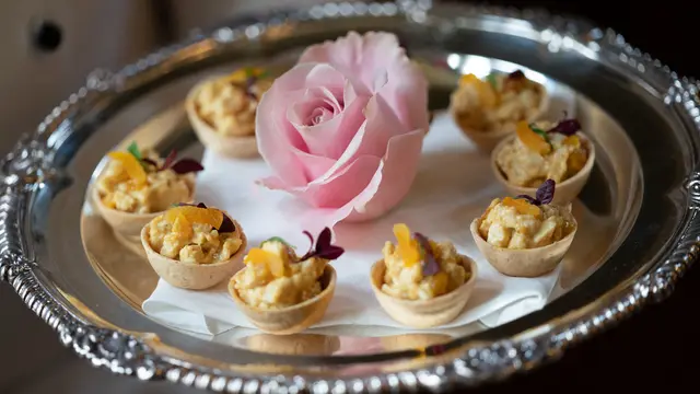 Coronation chicken vol-au-vents