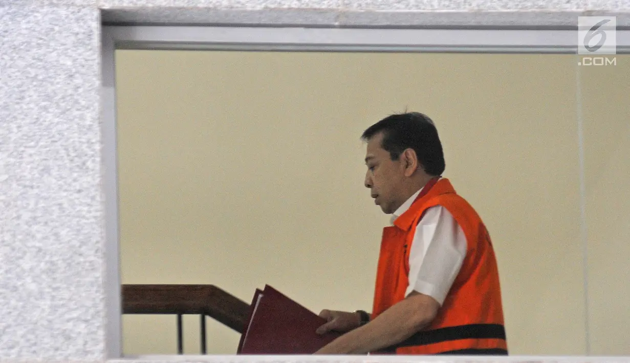 Terdakwa kasus korupsi e-KTP Setya Novanto saat tiba untuk menjalani pemeriksaan di Gedung KPK, Jakarta, Selasa (30/1). Sebelumnya KPK telah menetapkan Anang Sugiana Sudihardjo sebagai tersangka dalam kasus korupsi e-KTP. (LIputan6.com/Herman Zakharia)