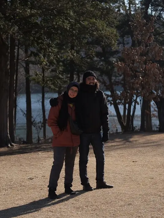 <p>Setelah penampilannya, Duta tak langsung pulang, melainkan melihat rekaman penampilannya di kantor. Mengetahui penampilannya sudah baik dan bisa menyanyi lagi, Duta langsung menangis dan bersimpuh di kaki istrinya. [Instagram/pakduta]</p>