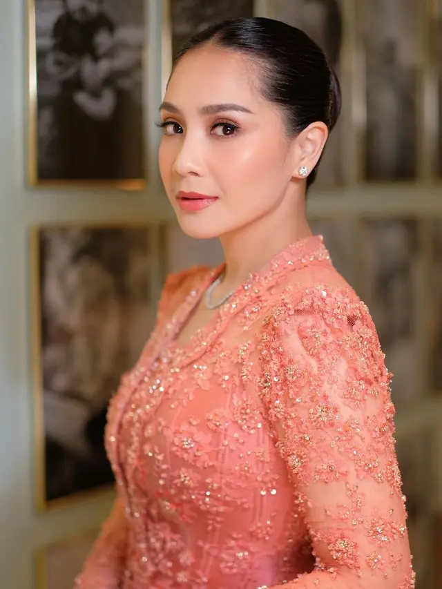 Gaya Nagita Slavina Dampingi Raffi Ahmad Dilantik Jadi Utusan Khusus Prabowo, Pancarkan Elegansi Ibu Pejabat dengan Kebaya Oranye