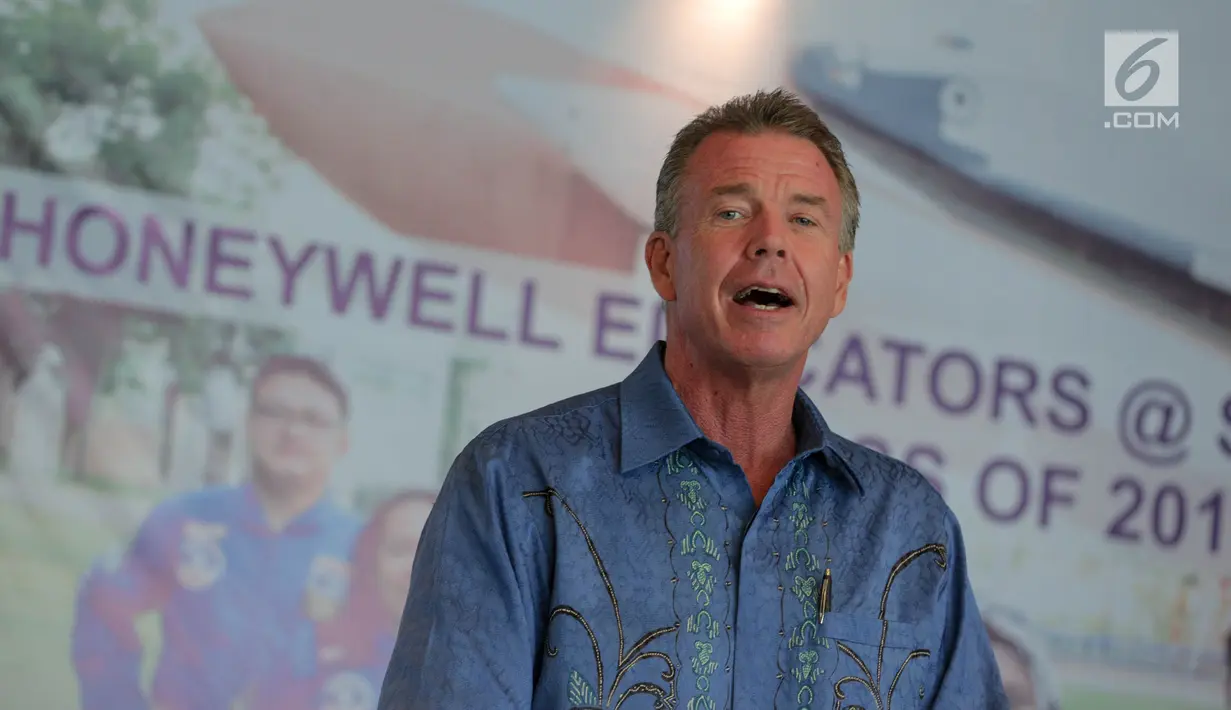Presiden Honeywell Indonesia, Alex J. Pollack memberikan sambutan dalam acara temu wicara bersama guru-guru peserta HESA 2017 di Jakarta, Rabu (4/10). (Liputan6.com/Faizal Fanani)