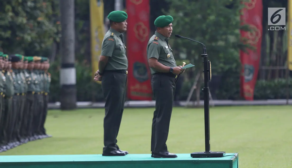 Pangdam Jaya/Jayakarta yang baru, Mayjen TNI Eko Margiyono (kanan) memberi amanat saat Apel Bersama dalam Rangka Sertijab Pangdam Jaya/Jayakarta di Lapangan Upacara Makodam Jaya, Jakarta, Kamis (31/1). (Liputan6.com/Helmi Fithriansyah)