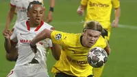 Striker Borussia Dortmund, Erling Haaland, berebut bola dengan pemain Sevilla, Jules Kounde, pada laga Liga Champions di Stadion Ramon Sanchez Pizjuan, Kamis (18/2/2021). Dortmund menang dengan skor 2-3. (AP/Angel Fernandez)