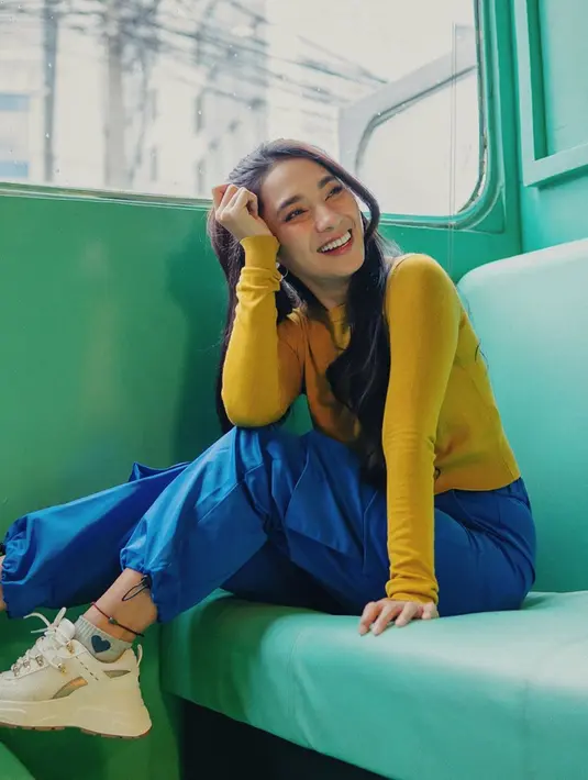 Gaya Kasual seakan sudah menjadi andalan mantan kekasih Miqdad Addausy ini. Kali ini Dinda Kirana tampil mengenakan kaus turtleneck berwarna kuning mustard yang dipadukan dengan celana biru. Bahkan riasan yang ia kenakan membuatnya semakin terlihat memukau. (Liputan6.com/IG/@dindakirana.s)