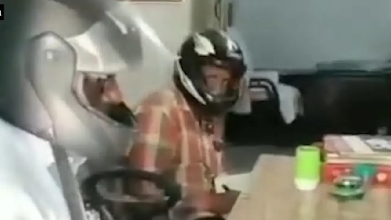 Bangunan Kantor Rapuh, Pegawai Pemerintahan India Pakai Helm Motor Saat Kerja