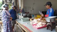 Harga daging ayam jelang nataru di pasar induk Banyuwangi mulai merangka naik (Hermawan Arifianto/Liputan6.com)