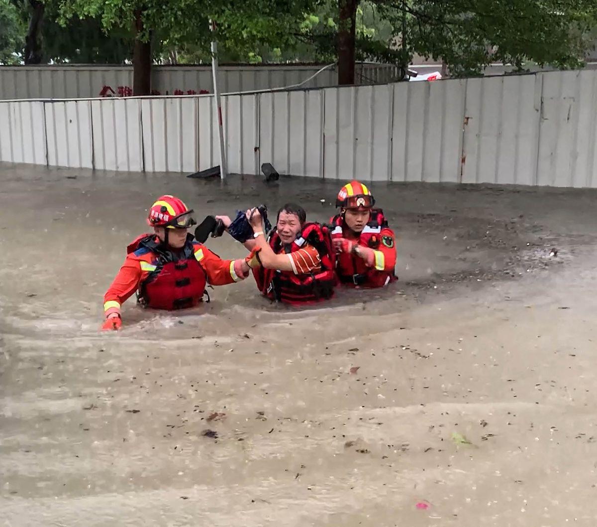 Sekolah-sekolah pun juga ditutup selama hari kedua.&nbsp;<br><br>Hal itu dilakukan karena genangan banjir yang merendam kawasan kota masih cukup tinggi.