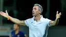 Pelatih Fiorentna, Paulo Sousa mengintruksikan pemainnya saat bertanding melawan Barcelona di International Champions Cup (ICC) 2015 di Stadio Artemio Franchi, Senin (3/8/2015). Fiorentina menang atas Barcelona dengan Skor 2-1. (AFP PHOTO/TIZIANA FABI)
