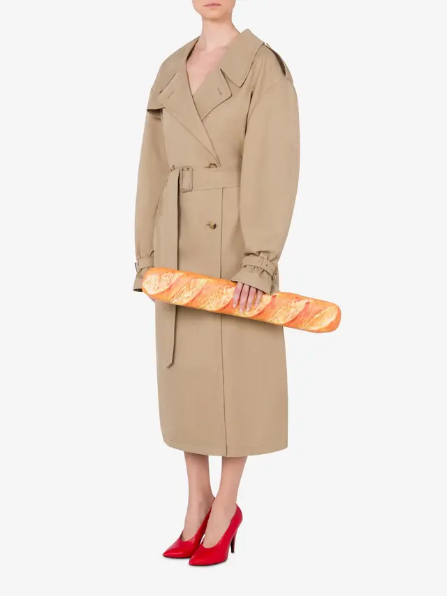 6 Potret Koleksi Tas Nyentrik Moschino, dari Tas Seledri Rp70 Juta hingga Tas Roti Baguette Rp18 Juta