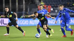 Pemain Inter Milan Alexis Sanchez (tengah) mengontrol bola saat melawan Empoli pada pertandingan Serie A Liga Italia di Stadion Carlo-Castellani, Empoli, Italia, 27 Oktober 2021. Inter Milan menang 2-0. (Alberto PIZZOLI/AFP)