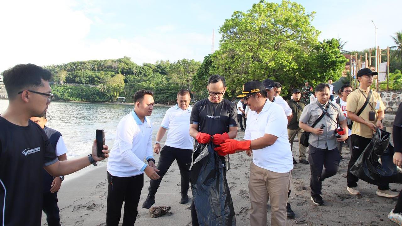 Dukung Indonesia ASRI, Wamendagri Bima Arya Bersama ASN dan Praja IPDN NTB Gelar Gerakan Bersih Pantai