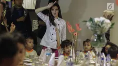Artis Nia Ramadhani berbincang dengan anak paud setelah menyiapkan makan di kawasan Jakarta, Kamis (22/2). Bersama anggota Girls Squad, Nia membuat acara charity makan-makan dengan 20 anak-anak Paud Mekarsari, Jakarta Selatan. (Liputan6.com/Faizal Fanani)