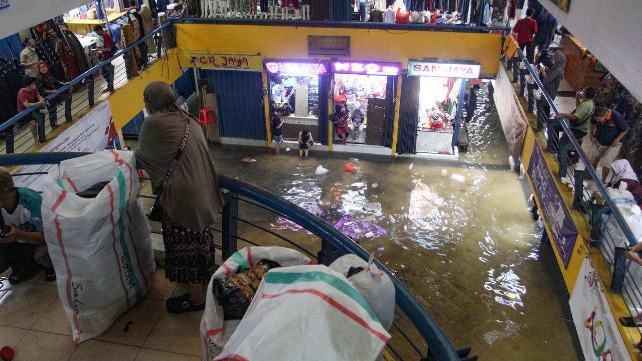 FOTO: Banjir Akibat Hujan Deras Ganggu Aktivitas Perdagangan di Pasar Cipulir
