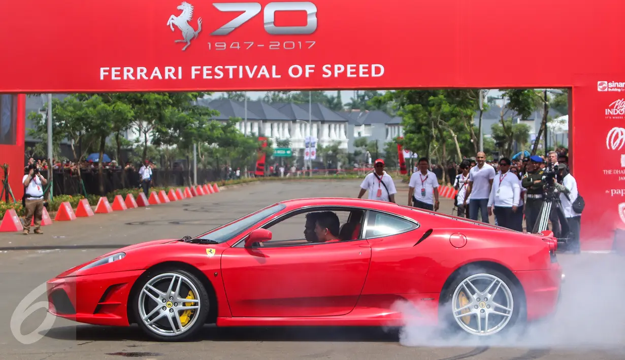 Sebuah mobil Ferrari 430 unjuk kebolehan dengan berputar ditempat dalam Ferrari Festival of Speed di BSD City, Tangerang Selatan, Minggu (23/04). Festival ini dalam rangka merayakan 70 tahun Ferrari. (Liputan6.com/Fery Pradolo)