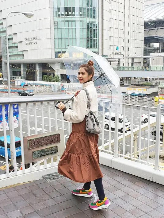 Warna lembut atau netral membuat kita terlihat lebih bijak dan percaya diri karena mereka bagian dari mature colors seperti nude dan cokelat (Instagram @miktambayong)